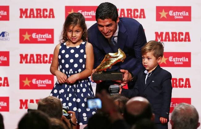 BARCELONA -october 20- SPAIN: Luis Suarez with his childrens receives the trophy golden boot, on october20, 2016.  xJoanxValls Urbanandsportx xLUS-SUAREZ-GOLDEN-BOOTx