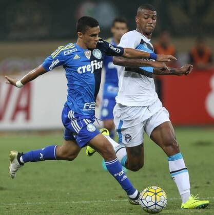 Palmeiras x Gr?mio SÃO PAULO, SP - 19.10.2016: PALMEIRAS X GRÊMIO - The player Erik, the SE Palmeiras, ball dispute with Walace player, Gremio FBPA during a match valid for the quarterfinals of the Brazil Cup, the Allianz Arena Park. (Photo: Cesar Greco Fotoarena) x1216980x  CesarxGreco