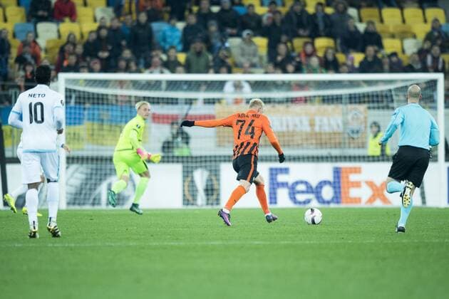 Bilder des Tages - SPORT Gent s goalkeeper Jacob Rinne and Shakhtar Donetsk s Viktor Kovalenko scores a goal during a third game of the group stage (group H) of the Europa League competition between Ukraine club Shaktar Donetsk and Belgian soccer team KAA Gent, Thursday 20 October 2016, in Lviv, Ukraine. JASPERxJACOBS  x04962332x