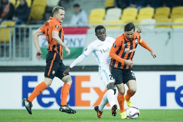 Shakhtar Donetsk s defender Olexandr Kucher, Gent s Moses Simon and Shakhtar Donetsk s defender Darijo Srna fight for the ball during a third game of the group stage (group H) of the Europa League competition between Ukraine club Shaktar Donetsk and Belgian soccer team KAA Gent, Thursday 20 October 2016, in Lviv, Ukraine. JASPERxJACOBS  x04962354x