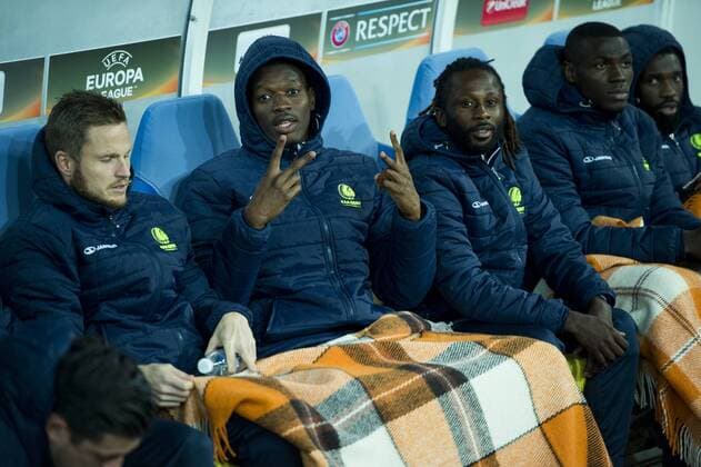 Bilder des Tages - SPORT Gent s Kalifa Coulibaly and Gent s Dieumerci Ndongala pictured at the start of a third game of the group stage (group H) of the Europa League competition between Ukraine club Shaktar Donetsk and Belgian soccer team KAA Gent, Thursday 20 October 2016, in Lviv, Ukraine. JASPERxJACOBS  x04962363x