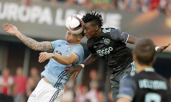 Ajax s defender Kenny Tete (L) fights for the ball with Argentinian defender Carles Planas (L) of Celta Vigo during the UEFA Europa League group stage soccer match played at Balaidos stadium in Vigo, province of Galicia, northwestern Spain, 20 October 2016. Celta Vigo vs Ajax !ACHTUNG: NUR REDAKTIONELLE NUTZUNG!  20161020-636125899907692340