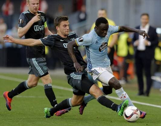Celta Vigo s Danish striker Pione Sisto (R) fights for the ball with defender Joël Veltman (C) of Ajax during the UEFA Europa League group stage soccer match played at Balaidos stadium in Vigo, province of Galicia, northwestern Spain, 20 October 2016. Celta Vigo vs Ajax !ACHTUNG: NUR REDAKTIONELLE NUTZUNG!  20161020-636125907988856734