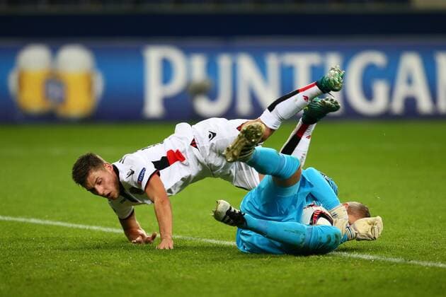SOCCER - EL, RBS vs Nice SALZBURG,AUSTRIA,20.OCT.16 - SOCCER - UEFA Europa League, group stage, Red Bull Salzburg vs OGC Nice. Image shows Alexander Walke (RBS) and Remi Walter (Nice). GEPAxpictures xFelixxRoittner