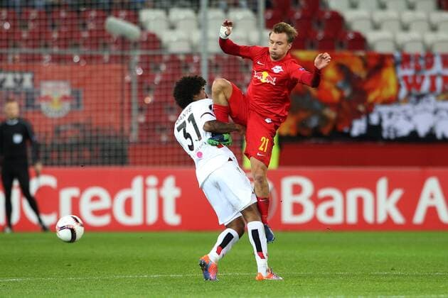 SOCCER - EL, RBS vs Nice SALZBURG,AUSTRIA,20.OCT.16 - SOCCER - UEFA Europa League, group stage, Red Bull Salzburg vs OGC Nice. Image shows Fredrik Gulbrandsen (RBS) and Dante (Nice). GEPAxpictures xMathiasxMandl