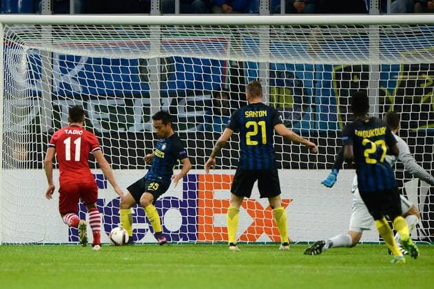 Gol fallito da Jay Rodriguez Southampton salvato sulla linea da Yuto Nagatomo Inter Milano 20-10-2016 Stadio Giuseppe Meazza - Football Calcio Europa League Inter Mailand - FC Southampton. giuseppexceleste