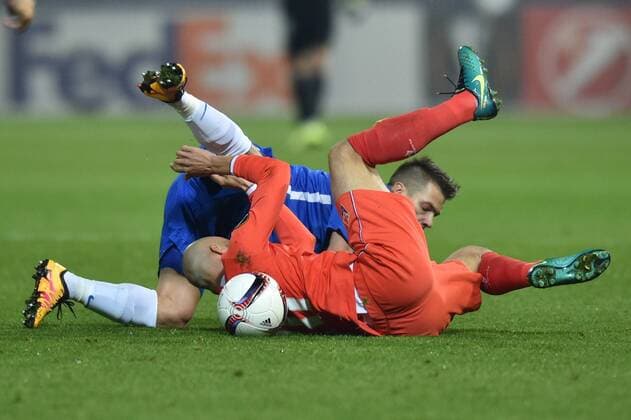 Jan Navratil, in blue, of Liberec and Borja Valero of Fiorentina in action during the European Football League third round group J match FC Slovan Liberec vs ACF Fiorentina in Liberec, Czech Republic, October 20, 2016. (CTKxPhoto RadekxPetrasek) CTKPhotoP201610201070601  PER_2728