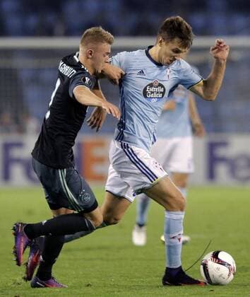Ajax s player Daley Sinkgraven (L) fights for the ball with Josep Sene (R) of Celta Vigo during the UEFA Europa League group stage soccer match played at Balaidos stadium in Vigo, province of Galicia, northwestern Spain, 20 October 2016. Celta Vigo vs Ajax !ACHTUNG: NUR REDAKTIONELLE NUTZUNG!  20161020-636125943745295002