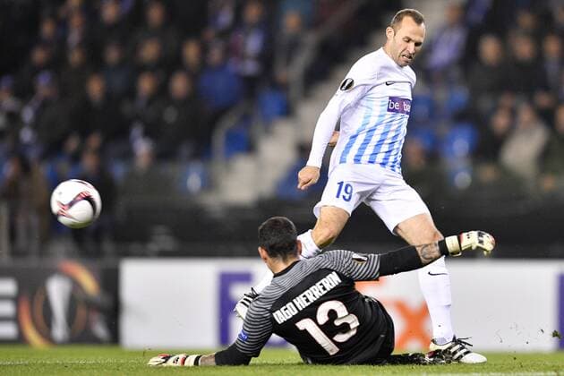 Athletic s goalkeeper Iago Herrerin and Genk s Thomas Buffel fight for the ball during a third game of the group stage (group F) of the Europa League competition between Belgian soccer team RC Genk and Portuguese soccer team Athletic Bilbao, Thursday 20 October 2016, in Genk. YORICKxJANSENS  x04962594x