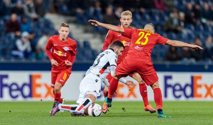 20.10.2016, Red Bull Arena, Salzburg, AUT, UEFA EL, FC Red Bull Salzburg vs OGC Nizza, Gruppe I, im Bild Valentin Eysseric (OGC Nice), Konrad Laimer (FC Red Bull Salzburg), Josip Radosevic (FC Red Bull Salzburg) during the UEFA Europa League group I match between FC Red Bull Salzburg and OGC Nizza at the Red Bull Arena in Salzburg, Austria on 2016 10 20. Salzburg EP_fei