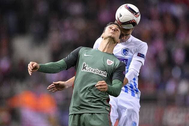Athletic s forward Iker Muniain and Genk s Timothy Castagne fight for the ball during a third game of the group stage (group F) of the Europa League competition between Belgian soccer team RC Genk and Portuguese soccer team Athletic Bilbao, Thursday 20 October 2016, in Genk. YORICKxJANSENS  x04962624x