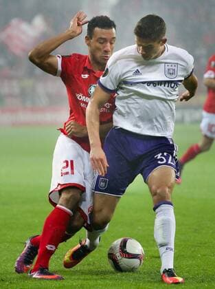 Mainz midfielder Karim Onisiwo and Anderlecht s Leander Dendoncker fight for the ball during a third match of the group stage (group C) of the Europa League competition between German club FSV Mainz and Belgian soccer team RSC Anderlecht, Thursday 20 October 2016, in Mainz, Germany. VIRGINIExLEFOUR  x04962628x