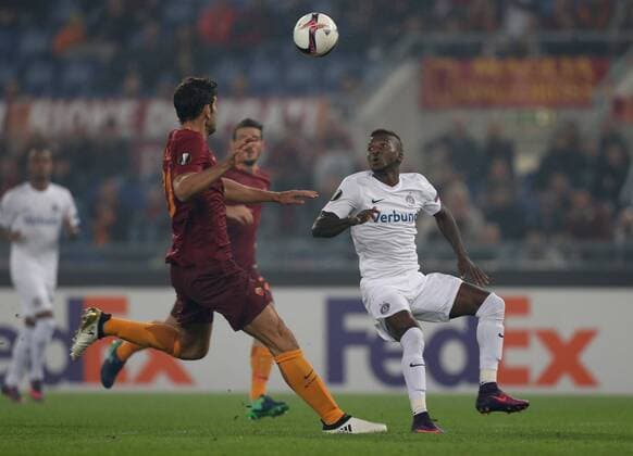 SOCCER - EL, Roma vs A.Wien ROME,ITALY,20.OCT.16 - SOCCER - UEFA Europa League, group stage, AS Roma vs FK Austria Wien. Image shows Federico Fazio (Roma) and Olarenwaju Kayode (A.Wien). GEPAxpictures xChristianxOrt
