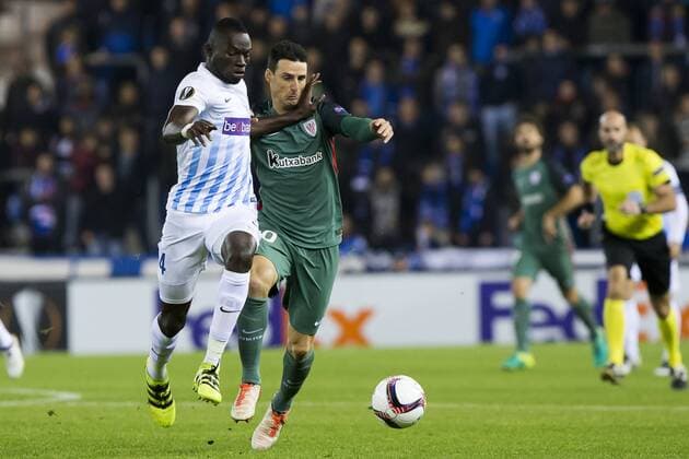 Genk s Omar Colley and Athletic s forward Aritz Aduriz pictured during a third game of the group stage (group F) of the Europa League competition between Belgian soccer team RC Genk and Portuguese soccer team Athletic Bilbao, Thursday 20 October 2016, in Genk. KRISTOFxVANxACCOM  x04962637x