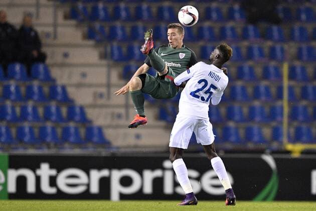 Athletic s forward Iker Muniain and Genk s Wilfried Onyinye Ndidi fight for the ball during a third game of the group stage (group F) of the Europa League competition between Belgian soccer team RC Genk and Portuguese soccer team Athletic Bilbao, Thursday 20 October 2016, in Genk. YORICKxJANSENS  x04962641x