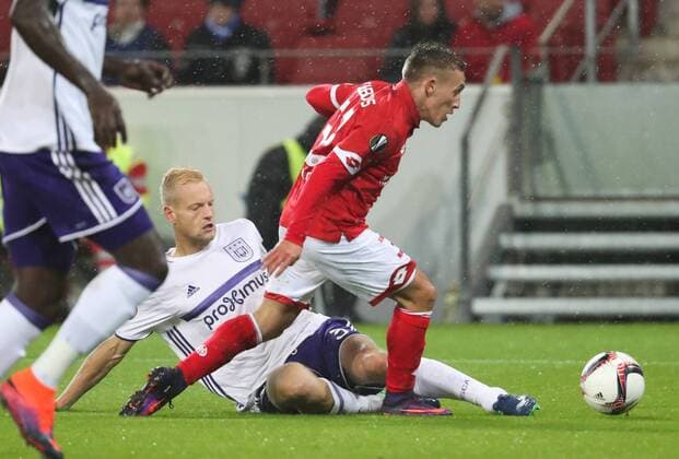 Anderlecht s Olivier Deschacht and Mainz midfielder Pablo De Blasis (penalty) fights for the ball during a third match of the group stage (group C) of the Europa League competition between German club FSV Mainz and Belgian soccer team RSC Anderlecht, Thursday 20 October 2016, in Mainz, Germany. VIRGINIExLEFOUR  x04962650x