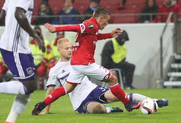 Anderlecht s Olivier Deschacht and Mainz midfielder Pablo De Blasis (penalty) fights for the ball during a third match of the group stage (group C) of the Europa League competition between German club FSV Mainz and Belgian soccer team RSC Anderlecht, Thursday 20 October 2016, in Mainz, Germany. VIRGINIExLEFOUR  x04962670x
