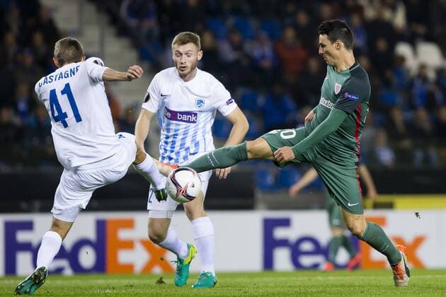 Genk s Timothy Castagne and Athletic s forward Aritz Aduriz pictured during a third game of the group stage (group F) of the Europa League competition between Belgian soccer team RC Genk and Portuguese soccer team Athletic Bilbao, Thursday 20 October 2016, in Genk. KRISTOFxVANxACCOM  x04962667x
