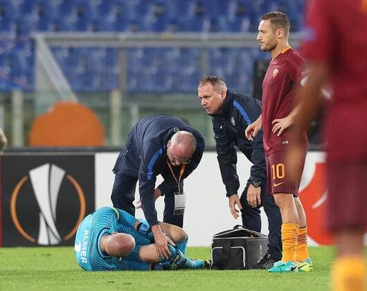 SOCCER - EL, Roma vs A.Wien ROME,ITALY,20.OCT.16 - SOCCER - UEFA Europa League, group stage, AS Roma vs FK Austria Wien. Image shows Robert Almer (A.Wien) and Francesco Totti (Roma). Keywords: injury. GEPAxpictures xChristianxOrt