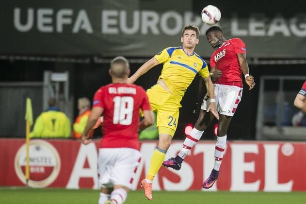 (L-R) Vidar Orn Kjartansson of Maccabi Tel Aviv FC, Derrick Luckassen of AZ Alkmaarduring the UEFA Europa League group D match between AZ Alkmaar and Maccabi Tel Aviv on October 20, 2016 at the AFAS stadium in Alkmaar, The Netherlands. AZ v Maccabi Tel Aviv UEFA Europa League 2016 2017 xVIxGerritxvanxKeulenxIVx 6431588