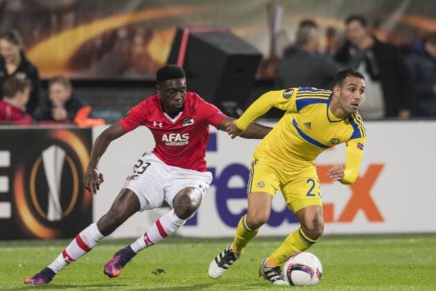 (L-R) Derrick Luckassen of AZ Alkmaar, Eyal Golasa of Maccabi Tel Aviv FCduring the UEFA Europa League group D match between AZ Alkmaar and Maccabi Tel Aviv on October 20, 2016 at the AFAS stadium in Alkmaar, The Netherlands. AZ v Maccabi Tel Aviv UEFA Europa League 2016 2017 xVIxGerritxvanxKeulenxIVx 6431647