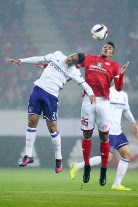 Fußball Europa-League FSV Mainz 05- RSC Anderlecht am 20.10.2016 in der Opel-Arena in Mainz. Der Mainzer Jean Phillippe Gbamin (r) und Anderlechts Youri Tielemans kämpfen um den Ball. FSV Mainz 05- RSC Anderlecht
