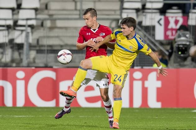 (L-R) Stijn Wuytens of AZ Alkmaar, Vidar Orn Kjartansson of Maccabi Tel Aviv FCduring the UEFA Europa League group D match between AZ Alkmaar and Maccabi Tel Aviv on October 20, 2016 at the AFAS stadium in Alkmaar, The Netherlands. AZ v Maccabi Tel Aviv UEFA Europa League 2016 2017 xVIxGerritxvanxKeulenxIVx 6431802
