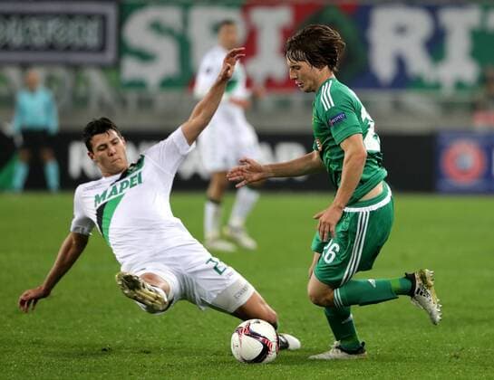 SOCCER - EL, Rapid vs Sassuolo VIENNA,AUSTRIA,20.OCT.16 - SOCCER - UEFA Europa League, group stage, SK Rapid Wien vs US Sassuolo Calcio. Image shows Luca Mazzitelli (Sassuolo) and Ivan Mocinic (Rapid). Keywords: Wien Energie. GEPAxpictures xWalterxLuger