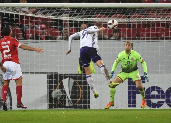 20.10.2016, xjhx, Fussball Europa League, FSV Mainz 05 - RSC Anderlecht, emspor, v.l. Lukasz Teodorczyk (RSC Anderlecht), Jonas Loessl (FSV Mainz 05) Goal scored, Tor zum 1:1 Mainz