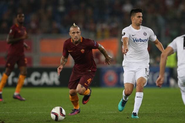 20.10.2016. Rome, Italy. UEFA Europa League group stages. Roma versus Austria Vienna. Nainggolan in action as he breaks away from Serbest (Vienna) xmarcoxiacobuccix  ActionPlus11802228