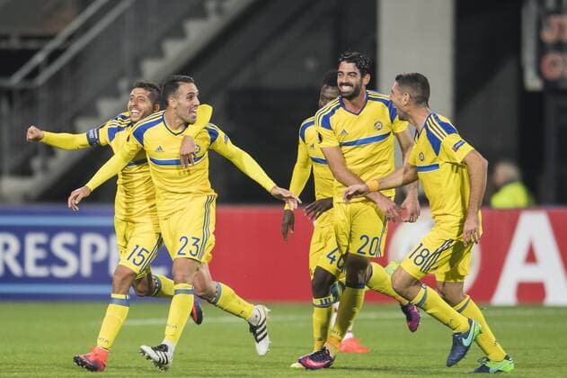 Maccabi Tel Aviv FC celebrate a goalduring the UEFA Europa League group D match between AZ Alkmaar and Maccabi Tel Aviv on October 20, 2016 at the AFAS stadium in Alkmaar, The Netherlands. AZ v Maccabi Tel Aviv UEFA Europa League 2016 2017 xVIxGerritxvanxKeulenxIVx 6432225
