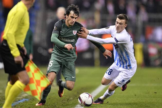 Athletic s defender Inigo Lekue and Genk s Brian Heynen fight for the ball during a third game of the group stage (group F) of the Europa League competition between Belgian soccer team RC Genk and Portuguese soccer team Athletic Bilbao, Thursday 20 October 2016, in Genk. YORICKxJANSENS  x04962887x