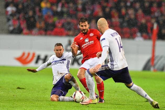 GER, UEFA EL, Mainz 05 (GER) vsÊÊRSC Anderlecht (BEL) 20.10.2016, Opel-Arena, Mainz, GER, UEFA EL, Mainz 05 (GER) vsÊÊRSC Anderlecht (BEL), im Bild Diego Capel (RSC Anderlecht 17) im Zweikampf mit Bram Nuytinck (RSC Anderlecht 14) gegen Giulio Donati ( 2, FSV Mainz) Foto © nordphoto Fabisch nordphotox xFabisch