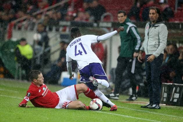 Fußball Europa-League FSV Mainz 05- RSC Anderlecht am 20.10.2016 in der Opel-Arena in Mainz. Emmanuel Adjey Sowah (Anderlecht, r) und der MAinzer Gaetan Bussmann kämpfen um den Ball. FSV Mainz 05- RSC Anderlecht