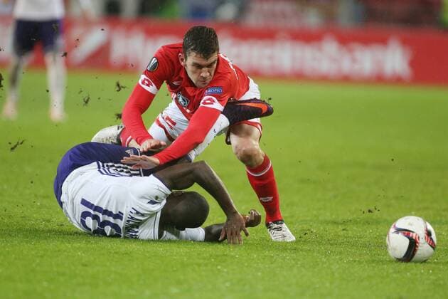 Fußball Europa-League FSV Mainz 05- RSC Anderlecht am 20.10.2016 in der Opel-Arena in Mainz. Frank Acheampong (Anderlecht, vorn) und der Mainzer Stefan Bell kämpfen um den Ball. FSV Mainz 05- RSC Anderlecht