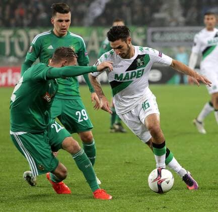 SOCCER - EL, Rapid vs Sassuolo VIENNA,AUSTRIA,20.OCT.16 - SOCCER - UEFA Europa League, group stage, SK Rapid Wien vs US Sassuolo Calcio. Image shows Mario Pavelic, Thomas Murg (Rapid) and Matteo Politano (Sassuolo). Keywords: Wien Energie. GEPAxpictures xWalterxLuger