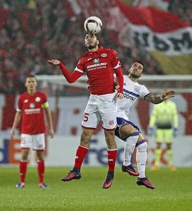 Suat Serdar (l) von Mainz im Zweikampf mit Nicolae Stanciu von Anderlecht. Fussball, Herren, Europa League, Saison 2016 2017, 1. FSV Mainz 05 - RSC Anderlecht, Gruppenphase 3. Spieltag am 20.10.2016 in der Opel Arena in Mainz. 1. FSV Mainz 05 - RSC Anderlecht