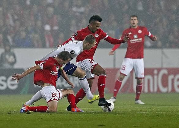 Niko Bungert (l) und Jean-Philippe Gbamin von Mainz im Zweikampf mit Lukasz Teodorczyk von Anderlecht. Fussball, Herren, Europa League, Saison 2016 2017, 1. FSV Mainz 05 - RSC Anderlecht, Gruppenphase 3. Spieltag am 20.10.2016 in der Opel Arena in Mainz. 1. FSV Mainz 05 - RSC Anderlecht