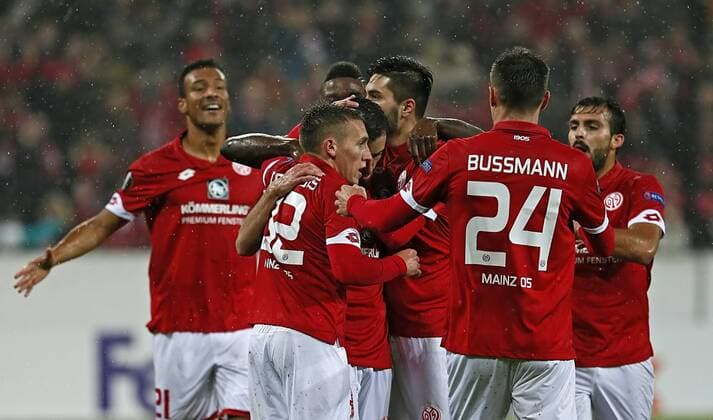 Yunus Malli (2.v.l) von Mainz jubelt nach seinem Tor zum 1:0 mit Pablo De Blasis und den Mitspielern. Fussball, Herren, Europa League, Saison 2016 2017, 1. FSV Mainz 05 - RSC Anderlecht, Gruppenphase 3. Spieltag am 20.10.2016 in der Opel Arena in Mainz. 1. FSV Mainz 05 - RSC Anderlecht