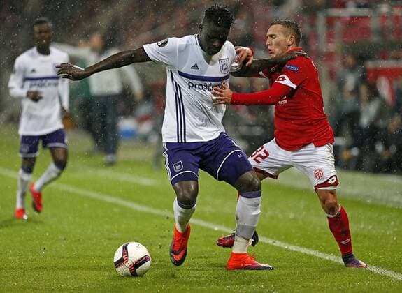 Pablo De Blasis (r) von Mainz im Zweikampf mit Serigne Mbodji von Anderlecht. Fussball, Herren, Europa League, Saison 2016 2017, 1. FSV Mainz 05 - RSC Anderlecht, Gruppenphase 3. Spieltag am 20.10.2016 in der Opel Arena in Mainz. 1. FSV Mainz 05 - RSC Anderlecht