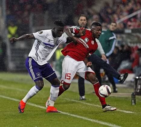Jhon Cordoba (r) von Mainz im Zweikampf mit Emmanuel Adjey Sowah von Anderlecht. Fussball, Herren, Europa League, Saison 2016 2017, 1. FSV Mainz 05 - RSC Anderlecht, Gruppenphase 3. Spieltag am 20.10.2016 in der Opel Arena in Mainz. 1. FSV Mainz 05 - RSC Anderlecht