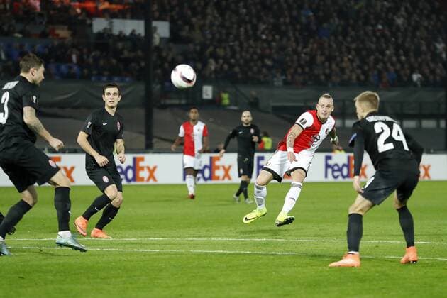 (L-R) Mikhail Sivakov of FC Zorya Luhansk, Rick Karsdorp of Feyenoord, Dmytro Grechyshkin of FC Zorya Luhanskduring the Europa League group A match between Feyenoord and Zorya Luhansk on October 20, 2016 at the Kuip stadium in Rotterdam, The Netherlands. Feyenoord v Zorya Luhansk UEFA Europa League 2016 2017 xVIxxIVx 6433735