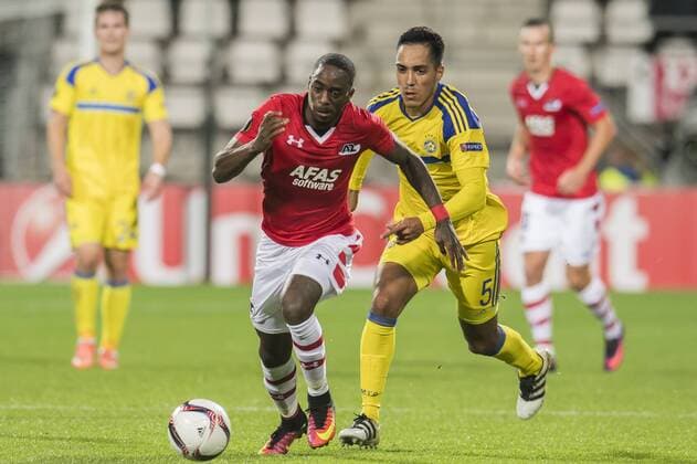 (L-R) Ridgeciano Haps of AZ Alkmaar, Ezequiel Scarione of Maccabi Tel Aviv FCduring the UEFA Europa League group D match between AZ Alkmaar and Maccabi Tel Aviv on October 20, 2016 at the AFAS stadium in Alkmaar, The Netherlands. AZ v Maccabi Tel Aviv UEFA Europa League 2016 2017 xVIxGerritxvanxKeulenxIVx 6433798