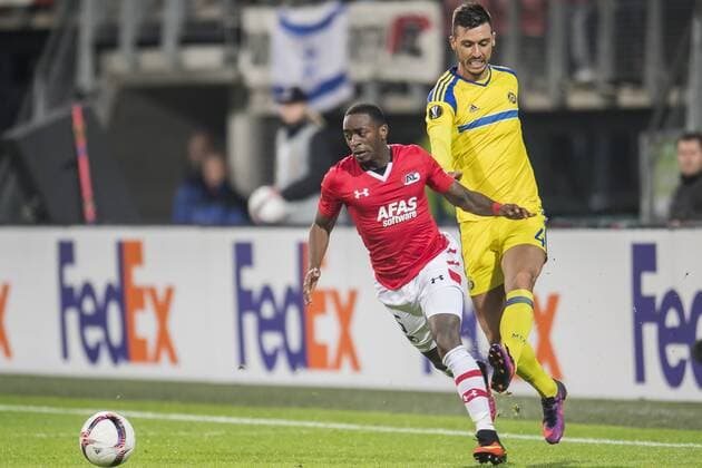 Haris Medunjanin of Maccabi Tel Aviv FC fauls Ridgeciano Haps of AZ Alkmaarduring the UEFA Europa League group D match between AZ Alkmaar and Maccabi Tel Aviv on October 20, 2016 at the AFAS stadium in Alkmaar, The Netherlands. AZ v Maccabi Tel Aviv UEFA Europa League 2016 2017 xVIxGerritxvanxKeulenxIVx 6433805