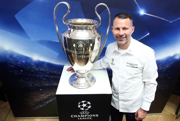 Bilder des Tages - SPORT Ryan Giggs, Ambassador of Unicredit group presented the most prestigious European club trophy 21.10.2016., Croatia, Zagreb - The City Savings Bank of Zagrebacka banka, as part of the UEFA Champions League Trophy Tour, held a press conference PK Pressekonferenz at which Ryan Giggs, Ambassador of Unicredit group presented the most prestigious European club trophy, the one intended for the winner of the Champions League.  SanjinxStrukic PIXSELL