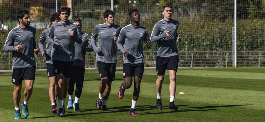 Athletic Bilbao s players take part in a training session at the Lezama facilities in Bilbao, northern Spain, 21 October 2016. EFE Miguel Tona Training session of Athletic Bilbao !ACHTUNG: NUR REDAKTIONELLE NUTZUNG!  GRA302 20161021-636126624414664763