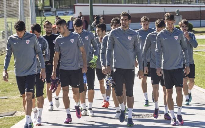 Athletic Bilbao s players arrive for a training session at the Lezama facilities in Bilbao, northern Spain, 21 October 2016. EFE Miguel Tona Training session of Athletic Bilbao !ACHTUNG: NUR REDAKTIONELLE NUTZUNG!  GRA302 20161021-636126625050980605