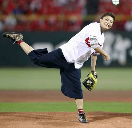 Olympic champion Icho throws 1st pitch of Japan Series Game 1 Four-time Olympic wrestling champion Kaori Icho throws out the ceremonial first pitch before Game 1 of the Japan Series at Mazda Stadium in Hiroshima on Oct. 22, 2016. 