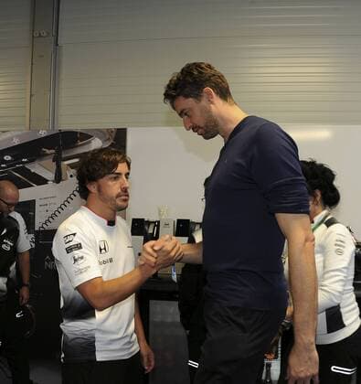 Qualifying training session F1 GP at Austin, USA. In this picture, Pau Gasol and Fernando Alonso. xRUBIOx  RV RACING PRESS