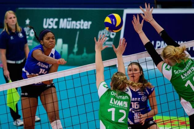23.10.2016, Halle Berg Fidel, Muenster Volleyball, Bundesliga Frauen, Normalrunde, USC Münster Muenster vs. Allianz MTV Stuttgart Angriff Aiyana Whitney ( 14 Stuttgart) - Block Doppelblock Hanna Orthmann ( 12 Muenster), Leonie Schwertmann ( 18 Muenster)